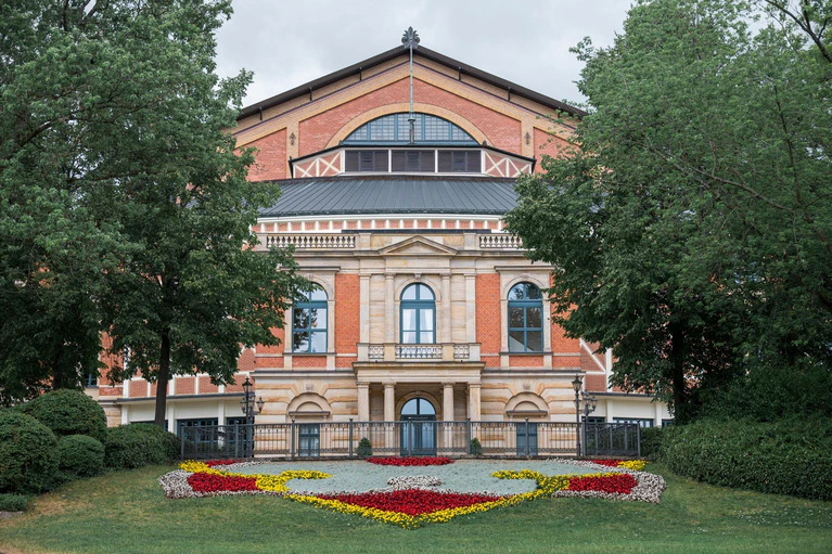 Das Bayreuther Festspielhaus öffnet am 25. Juli für die diesjährige Spielzeit. (Archivbild) — © Daniel Vogl/dpa