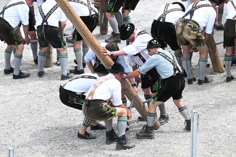 Zum 1. Mai werden wieder überall in Bayern Maibäume aufgestellt. (Archivbild) — © Felix Hörhager/dpa