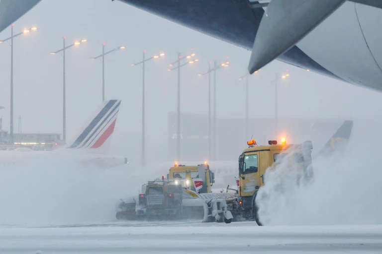 Der Winterdienst an Flughäfen hat teils ununterbrochen zu tun. (Archivbild) — © Daniel Karmann/dpa