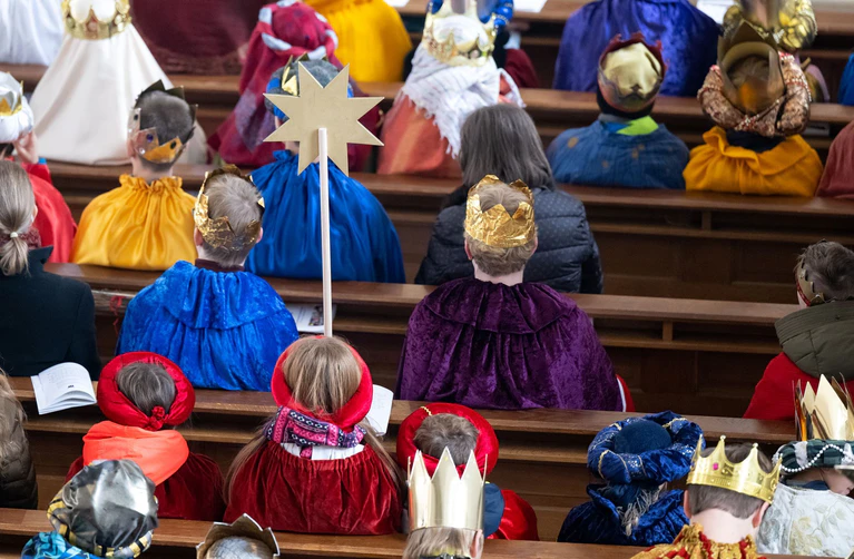 Sternsinger werden in Gottesdiensten ausgesandt. (Archivbild) — © Sven Hoppe/dpa