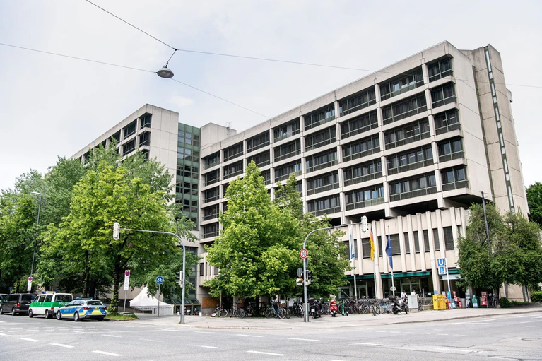 Am Oberlandesgericht München beginnt ein Prozess gegen eine IS-Rückkehrerin. (Symbolbild) — © Matthias Balk/dpa