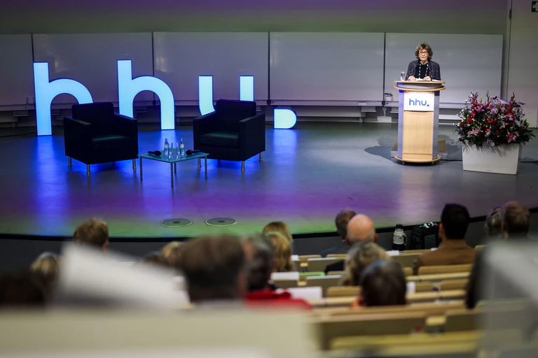 Die 92-Jährige hielt ihre erste von zwei Vorlesungen im größten Hörsaal der Düsseldorfer Universität.  — © Christoph Reichwein/dpa