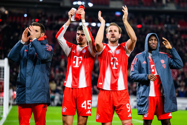 Klare Sieger im Südschlager in Stuttgart: Harry Kane (2.v.r.) und die Bayern. — © Tom Weller/dpa