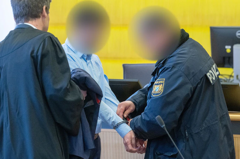 Der Arzt weist die gegen ihn erhobenen Vorwürfe zurück. — © Armin Weigel/dpa