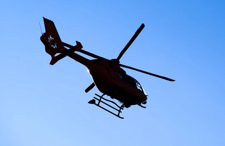 Der Gleitschirmflieger wurde mit dem Rettungshubschrauber ins Krankenhaus gebracht. (Symbolbild) — © Julian Stratenschulte/dpa