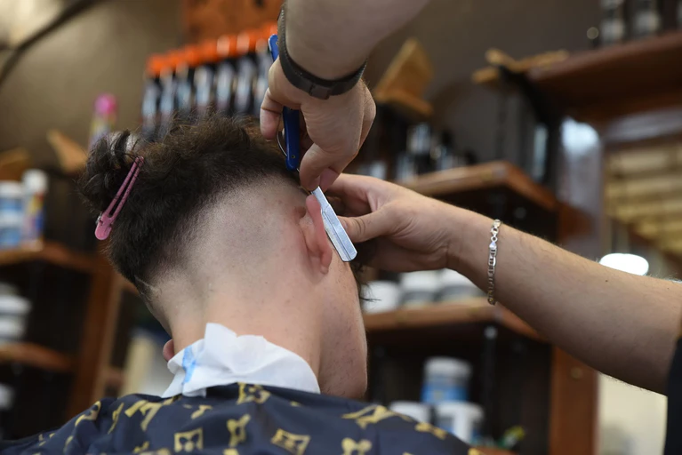 Wer richtige Frisuren anbietet, braucht einen Meister im Shop. (Archivbild) — © Simon Kremer/dpa