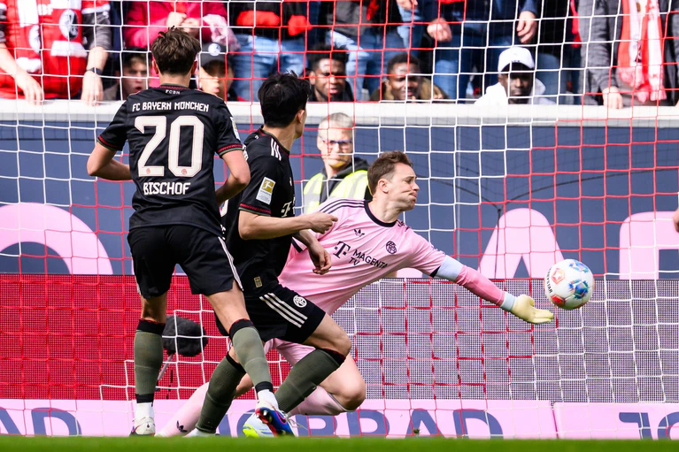 Mehrfach im Blickpunkt: Bayern-Keeper Manuel Neuer. — © Tom Weller/dpa