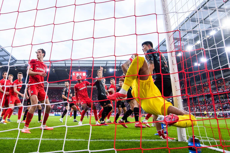 Ball und Torwart im Netz: Das 2:0 der Bayern sorgt auf Freiburger Seite für Ärger. — © Tom Weller/dpa