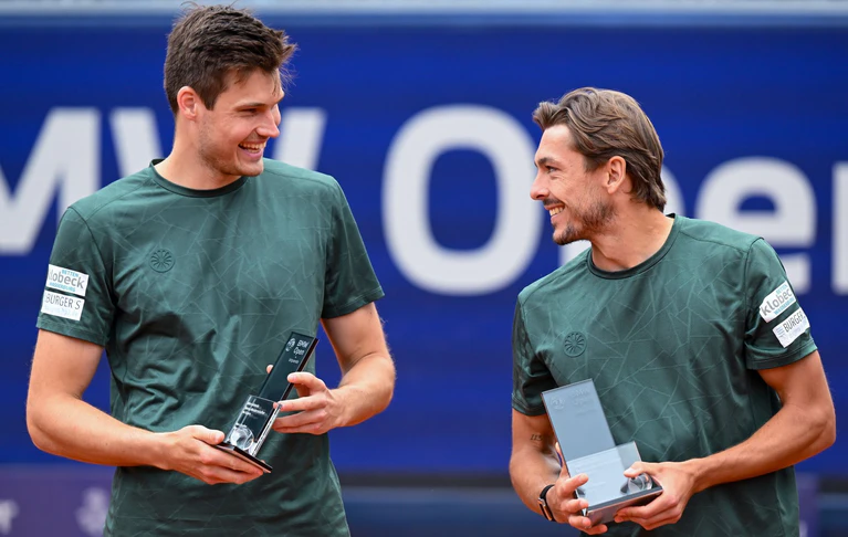 Feierten in München den Titel-Coup: Die Doppel-Qualifikanten Jakob Schnaitter (rechts) und Mark Wallner. — © Sven Hoppe/dpa