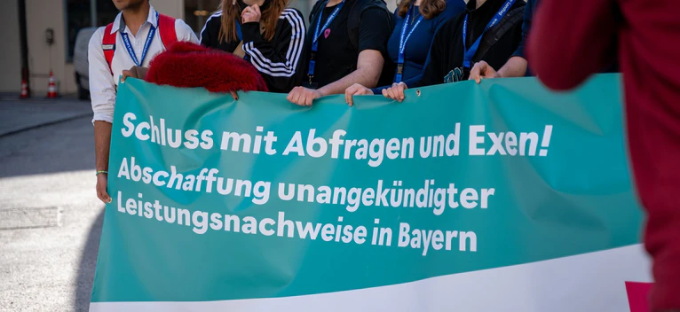 Die Unterstützer fordern die Abschaffung der Exen in Bayern. — © Leonie Asendorpf/dpa
