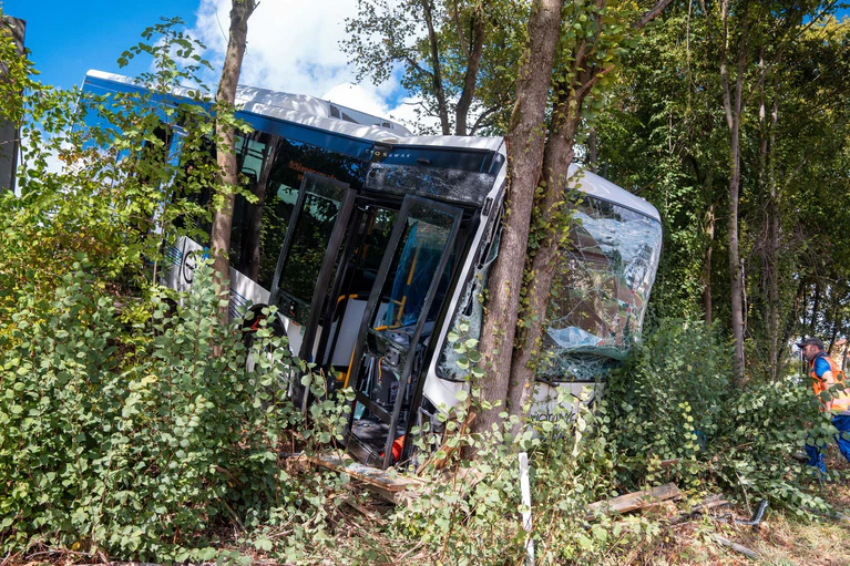 Der Bus kam nach dem Unfall erst im Gebüsch an einer steilen Böschung zum Stehen. — © Lars Haubner/NEWS5/dpa