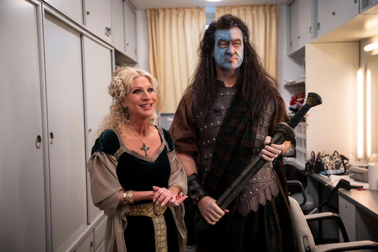 Wie aus dem Mittelalter: Markus «Braveheart» Söder und Karin «Prinzessin Isabella» Baumüller-Söder. — © Daniel Vogl/dpa