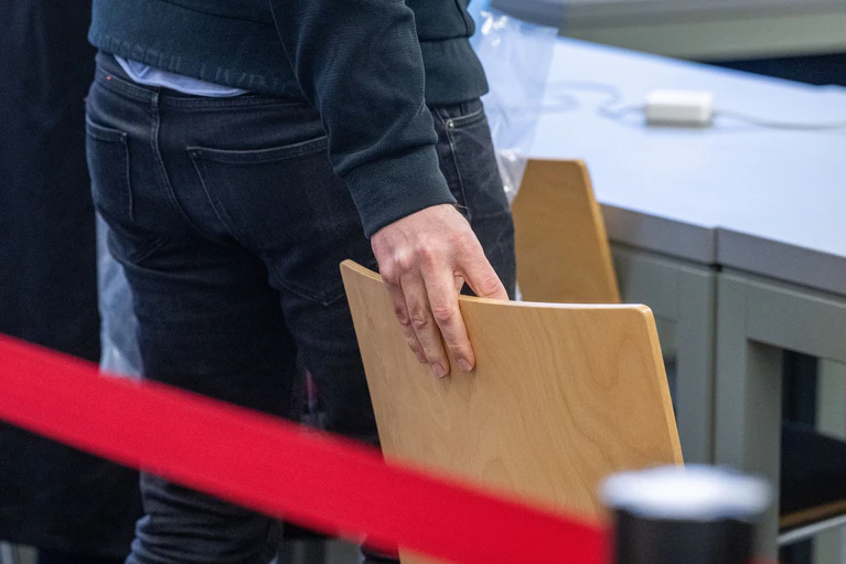 Im Champagner-Fall ist vor dem Landgericht Weiden ein Niederländer angeklagt. Er soll Logistiker eine Drogenbande gewesen sein. (Archivbild) — © Armin Weigel/dpa