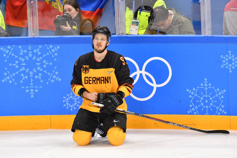 Bekommt der langjährige DEB-Kapitän Moritz Müller noch einmal die Chance, bei Olympia mit NHL-Cracks auf dem Eis zu stehen? — © Peter Kneffel/dpa