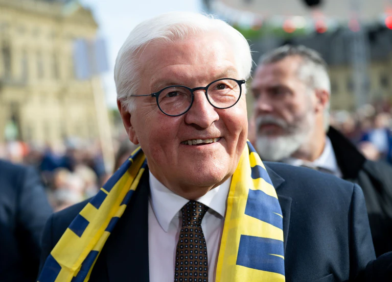 Bundespräsident Steinmeier trägt den offiziellen Katholikentags-Schal. — © Sven Hoppe/dpa