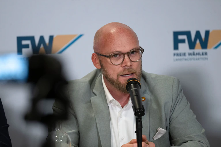 Was am Stammtisch kriminell sei, müsse auch im Netz sanktioniert werden können, sagt Bayerns Digitalminister Fabian Mehring. (Archivbild) — © Pia Bayer/dpa