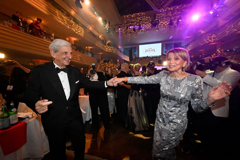 Uschi Glas und Ihr Mann Dieter Hermann tanzen beim Deutschen Filmball. — © Felix Hörhager/dpa