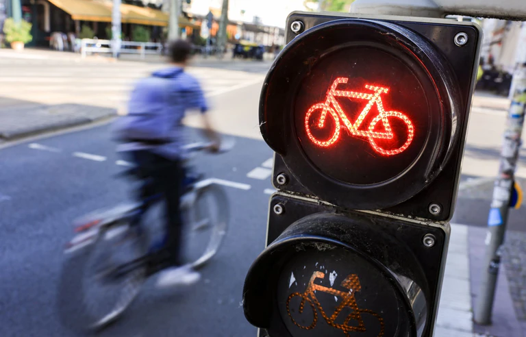 Für viele Radfahrer scheint ein Verstoß gegen die Verkehrsregeln eine Art Kavaliersdelikt zu sein - dabei leben Radler gerade auch in Bayern besonders gefährlich. (Archivbild) — © Jan Woitas/dpa