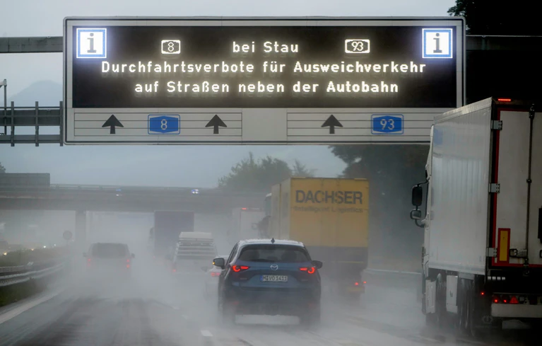 Seit August 2025 dürfen Fahrzeuge bei Stau an einigen Abfahrten der A8 und der A93 die Autobahn nicht mehr verlassen. (Archivbild) — © Peter Kneffel/dpa