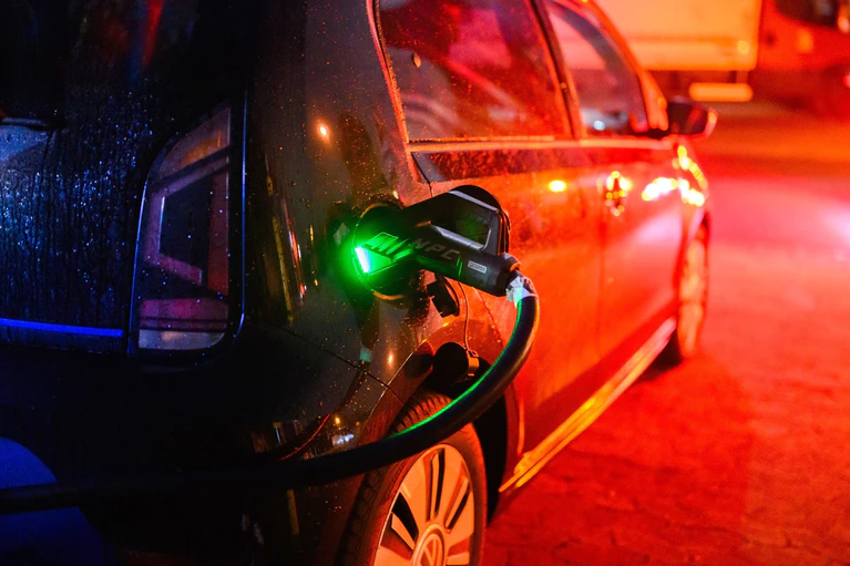 Nach der Streichung der Elektroauto-Kaufprämie Ende 2023 brachen die Verkaufszahlen von Elektrofahrzeugen an private Autofahrer ein; diese Phase ist laut HUK Coburg beendet. (Symbolbild) — © Julian Stratenschulte/dpa