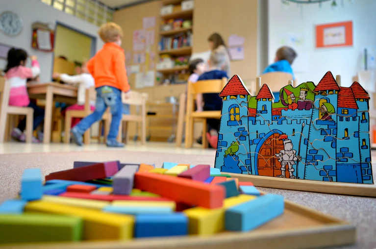 Buntes Treiben: Diese Kinder haben einen Kitaplatz. (Symbolfoto) — © Monika Skolimowska/dpa