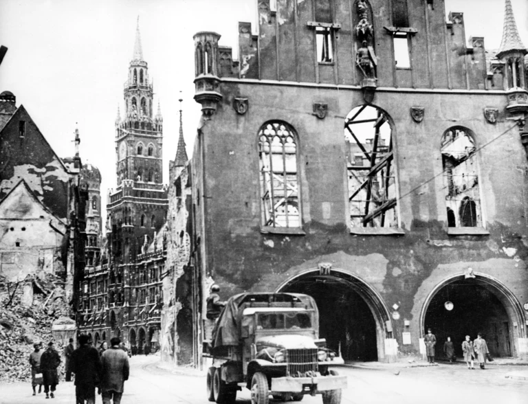 Kurz vor der Kapitulation der deutschen Wehrmacht besetzten US-Truppen die Stadt München, hier das zerstörte Rathaus. In Augsburg wurde nun vom Bayerischen Landtag und der Stadt ans Ende des Zweiten Weltkrieges vor 80 Jahren erinnert. (Archivbild) — © dpa