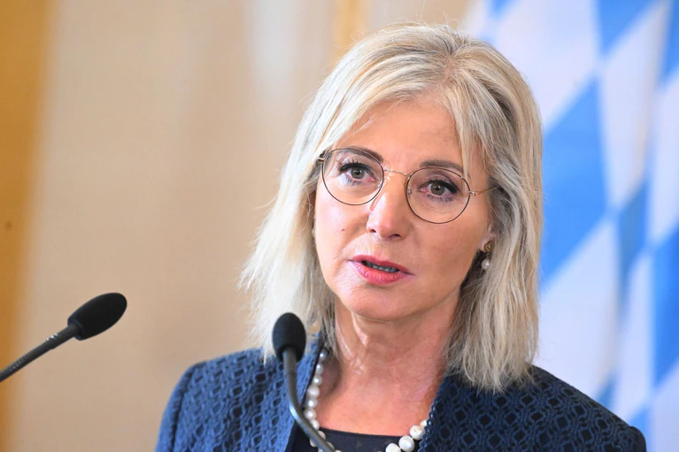 Sozialministerin Ulrike Scharf (CSU) spricht sich gegen ein Social-Media-Verbot für Kinder und Jugendliche aus. (Archivbild) — © Felix Hörhager/dpa