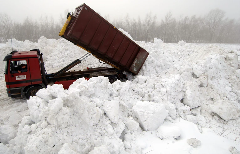 Laster fuhren die Schneemassen aus den Orten. (Archivbild) — © Armin Weigel/dpa