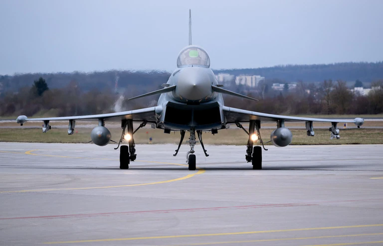 Kampfjets der Bundeswehr dürfen in Tieffluggebieten kurzzeitig auf knapp 80 Meter Höhe absinken. (Symbolbild) — © Sven Hoppe/dpa