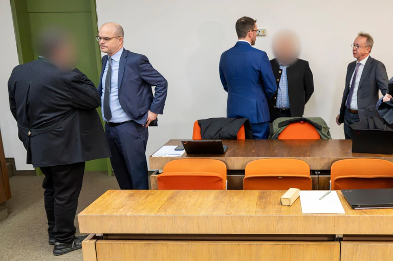 Die beiden Angeklagten zeigten zum Prozessauftakt Schuldgefühle. (Archivbild) — © Peter Kneffel/dpa