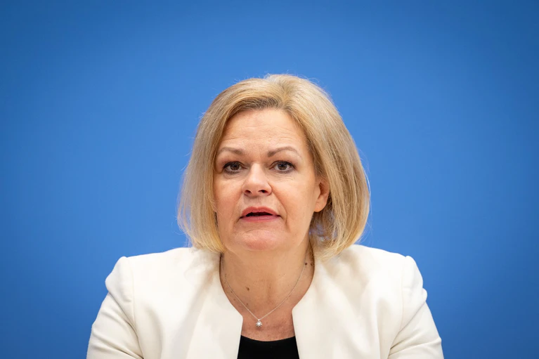 Der Angeklagte warf Bundesinnenministerin Nancy Faeser (SPD) damals vor, die Meinungsfreiheit zu beschneiden. (Archivbild) — © Soeren Stache/dpa