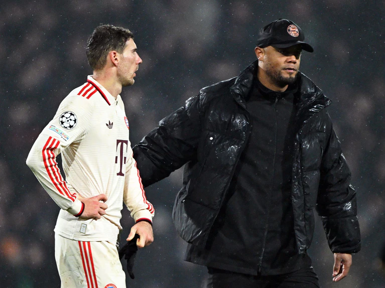 Für Bayern-Trainer Kompany (r) hat Bayerns Ministerpräsident Söder viel Lob übrig. — © Federico Gambarini/dpa