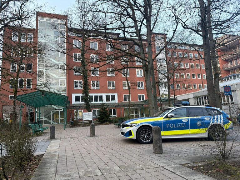 Nach der Schussabgabe war die Notaufnahme des Krankenhauses zunächst geschlossen.  — © Daniel Löb/dpa
