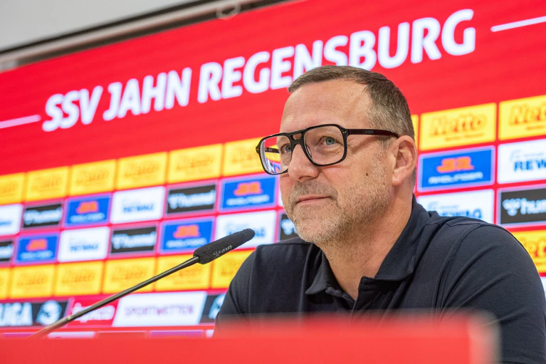 Sascha Hildmann wird als neuer Trainer des SSV Jahn Regensburg vorgestellt. — © Armin Weigel/dpa