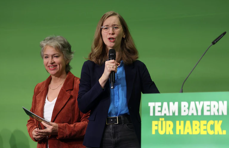 Die Grünen-Landesvorsitzenden Gisela Sengl (l) und Eva Lettenbauer (r) im vergangenen Dezember. Beide wollen im Oktober noch einmal kandieren. (Archivbild) — © Karl-Josef Hildenbrand/dpa
