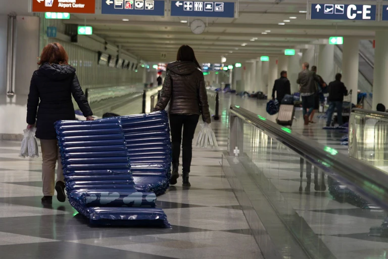 Am Flughafen wurden Luftmatratzen verteilt. — © Enrique Kaczor/onw-images/dpa