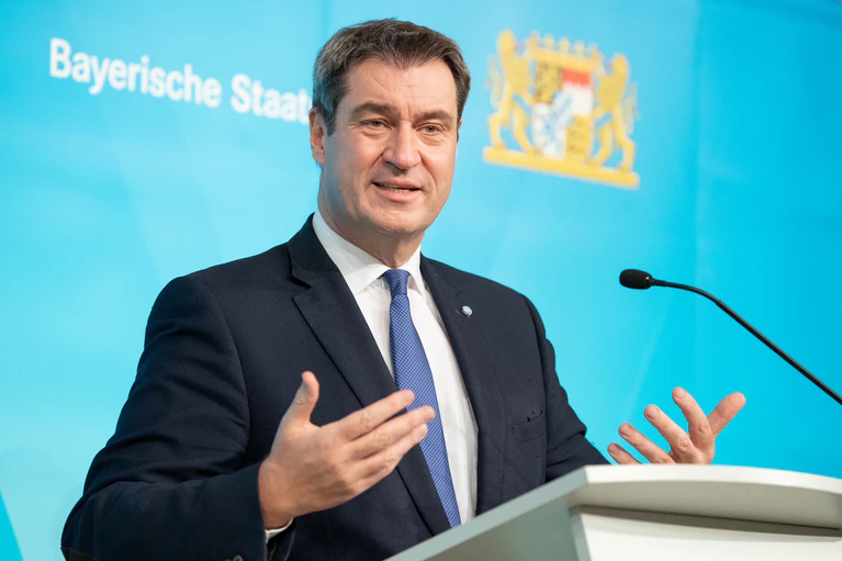  — © Markus Söder (CSU), Parteivorsitzender und Ministerpräsident von Bayern, spricht nach einer Kabinettssitzung zur weiteren Entwicklung in der Corona-Pandemie auf einer Pressekonferenz. Das Kabinett hat zuvor per Video-Schalte getagt.