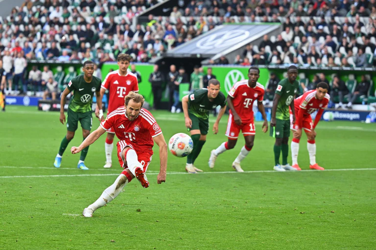 Der erste Elfmeter-Fehlschuss seiner Bundesliga-Karriere: Harry Kane im Spiel gegen den VfL Wolfsburg. — © Swen Pförtner/dpa