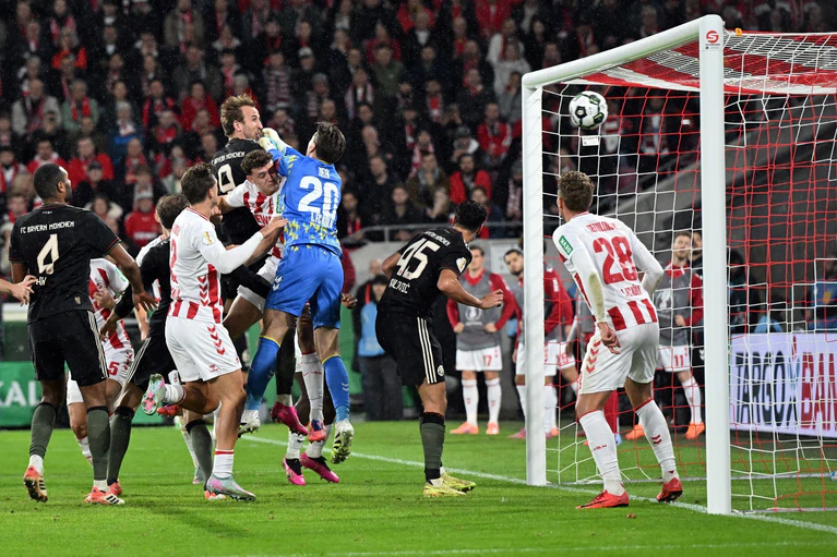 Kölns Keeper Zieler greift beim 3:1 der Bayern daneben. — © Federico Gambarini/dpa