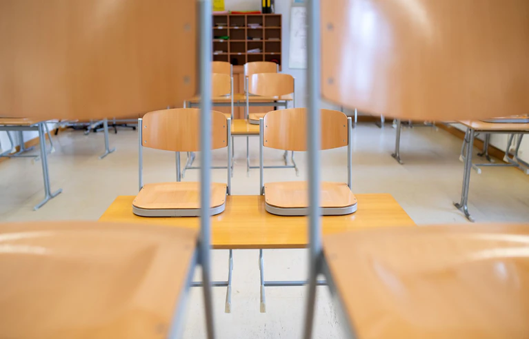 Die Stühle bleiben oben, das Klassenzimmer ist leer: Am Buß- und Bettag müssen Bayerns Schüler nicht zum Unterricht. (Symbolbild) — © Sven Hoppe/dpa