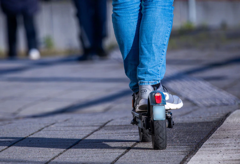 Noch immer beliebt, aber zunehmend in Unfälle involviert: E-Scooter (Symbolbild). — © Jens Büttner/dpa