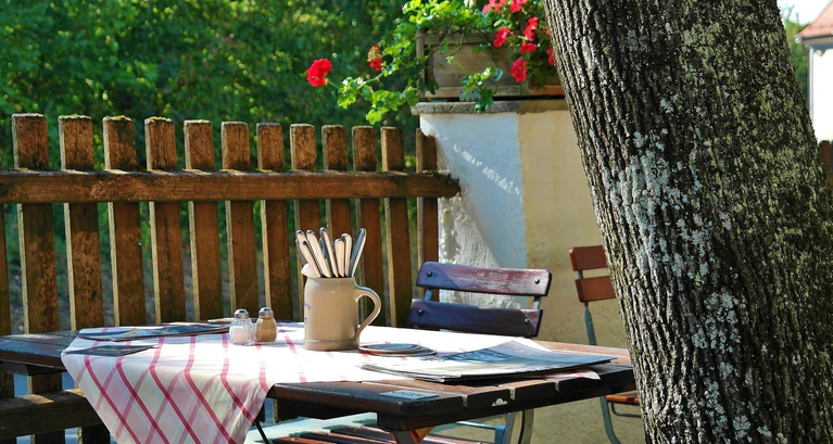 Biergarten — © Bild von RitaE auf Pixabay 
