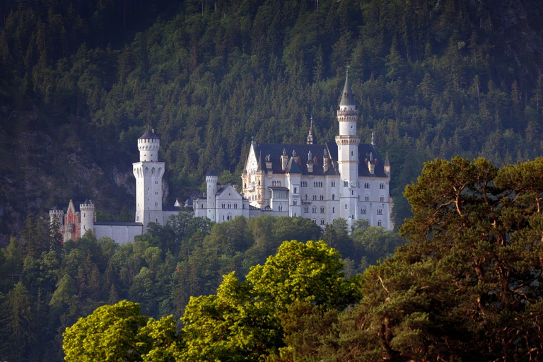 Fast 1,1 Millionen Menschen haben Schloss Neuschwanstein 2025 besucht. (Archivbild) — © Karl-Josef Hildenbrand/dpa