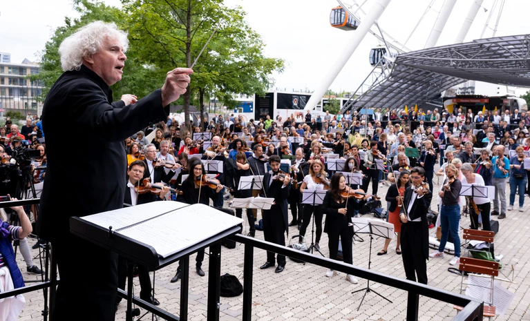 Instrumentalunterricht als Luxusgut? Das darf nicht sein, findet Stardirigent Simon Rattle. — © Sven Hoppe/dpa
