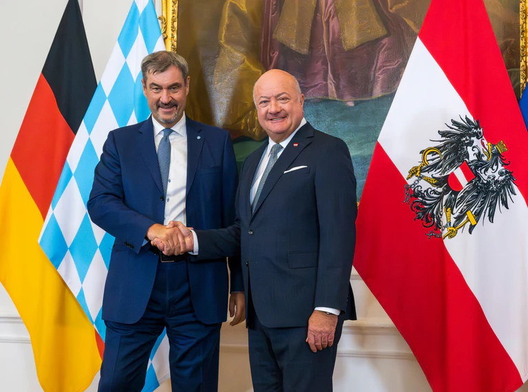 Enge Partner – aber mit politischen Herausforderungen: Markus Söder (l.) und Österreichs Kanzler Stocker (r.). — © Peter Kneffel/dpa