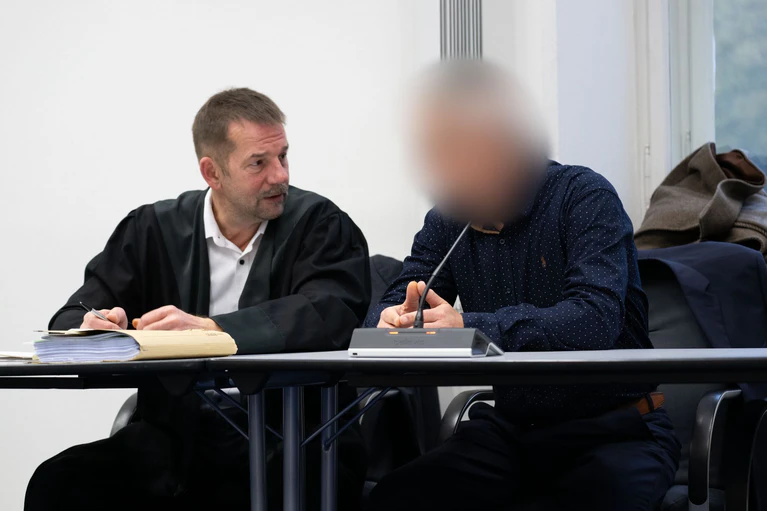 Im Prozess um mehrere Giftanschläge hat der Angeklagte (rechts) ein Geständnis abgelegt. (Archivbild) — © Pia Bayer/dpa