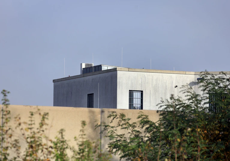 Auch gegen die stellvertretende Leiterin des Gefängnisses wird ermittelt. — © Karl-Josef Hildenbrand/dpa