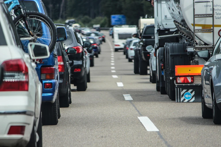 Stau, Verkehr, Autobahn, Rettungsgasse, Autos — © Bild von RettungsgasseJETZTde auf Pixabay