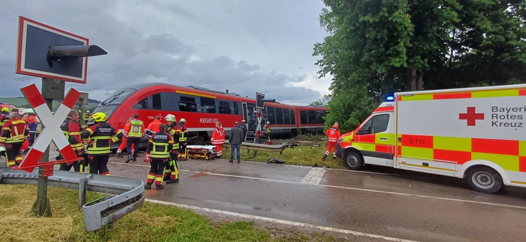 Warum es zu dem Zusammenstoß zwischen einer Regionalbahn und einem Lastwagen kam, war zunächst noch unklar. — © Helmuth Riedl/Zema Medien/dpa