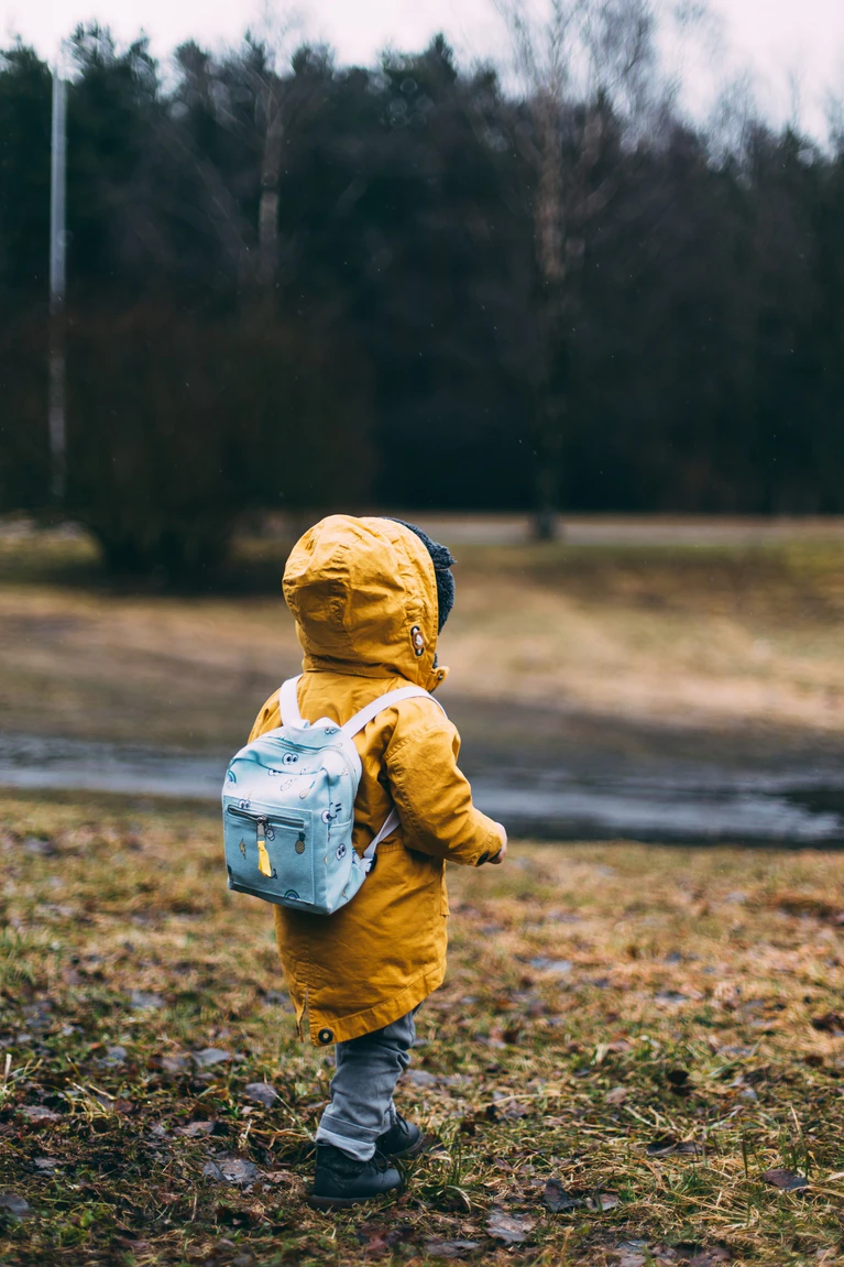 Kind geht — © Bild: Daiga Ellaby / Unsplash